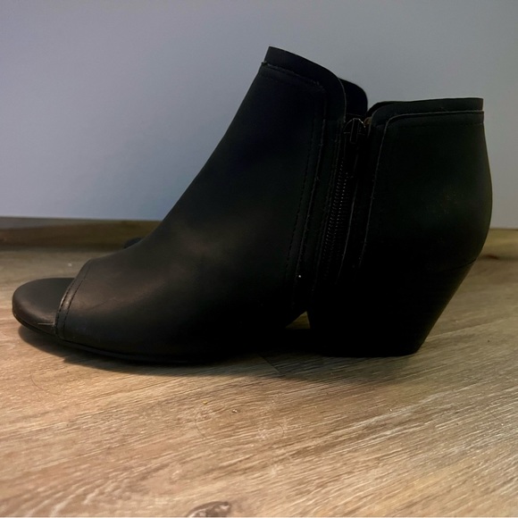 Peep toe sandals, low heel, black, size 7.5 - Picture 4 of 4